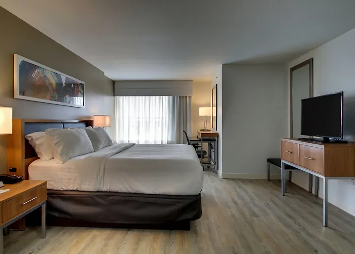 Hotel & At Grand Prairie By Ihg